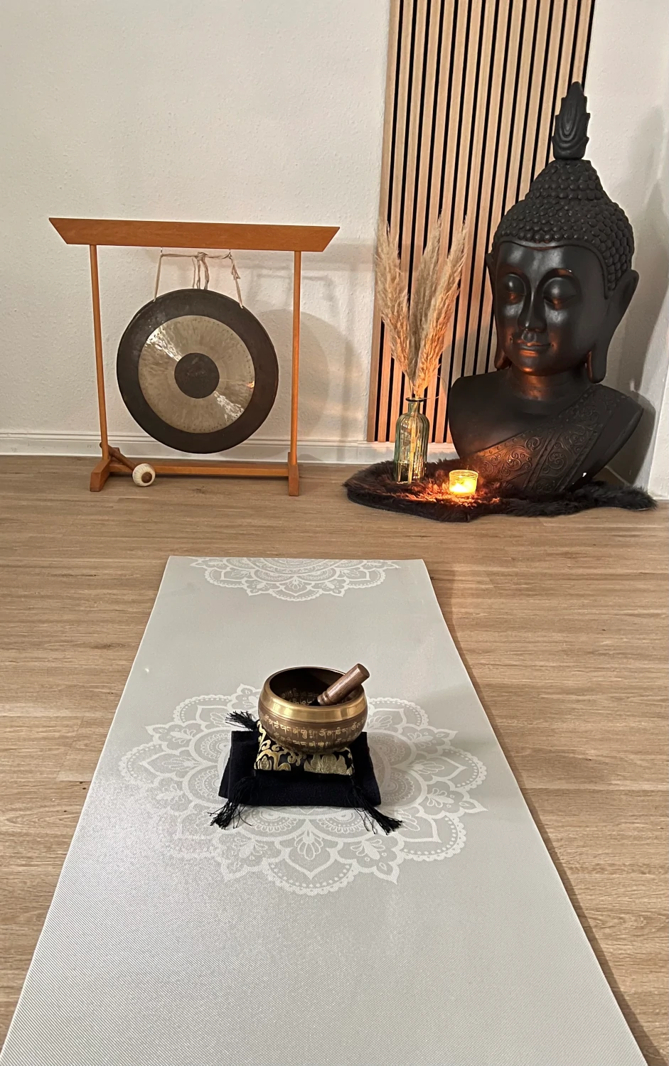 Buddha-Statue und Massagezubehör