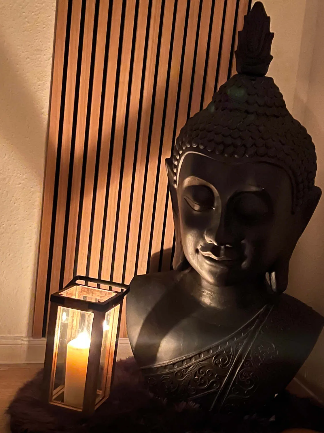 Buddha-Statue und Massagezubehör